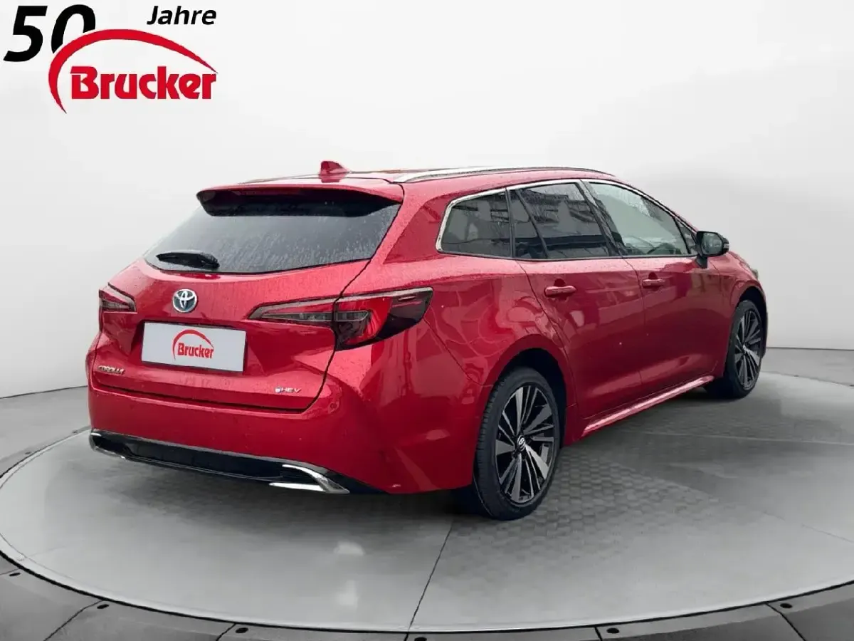 Gebraucht Toyota Corolla Hybrid Team 196 PS (144 kW) 2023 Emotional red 2 Kombi