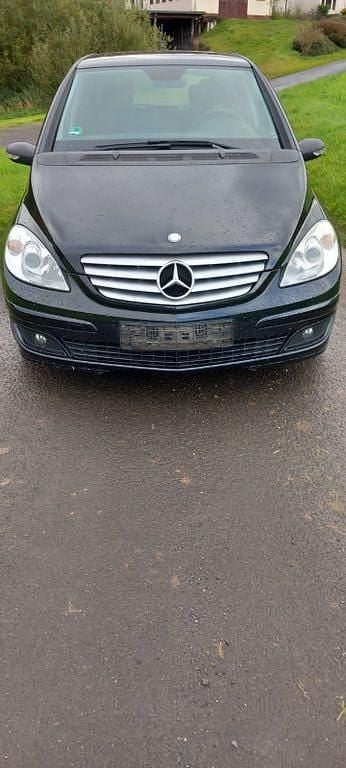 Schwarz Gebraucht 2008 Mercedes B180 Van / Kleinbus | 2.200 € (Fairer Preis) - Bild 1/4