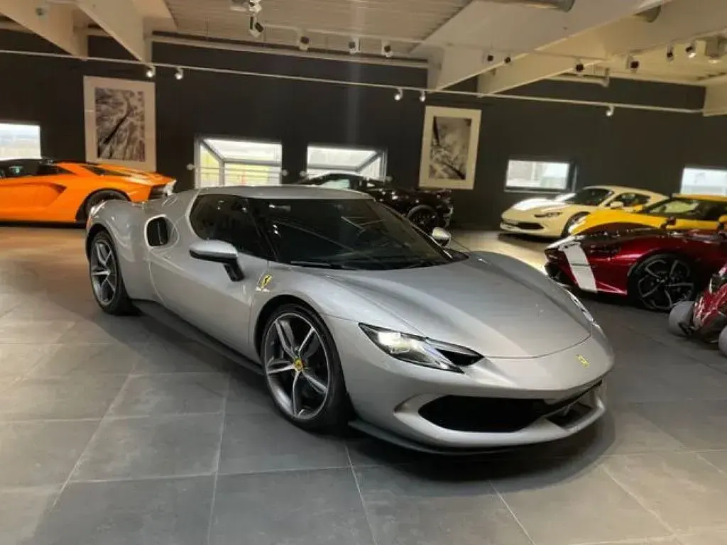 Gebraucht Ferrari 296 829 PS (609 kW) 2024 Argento silber Coupé