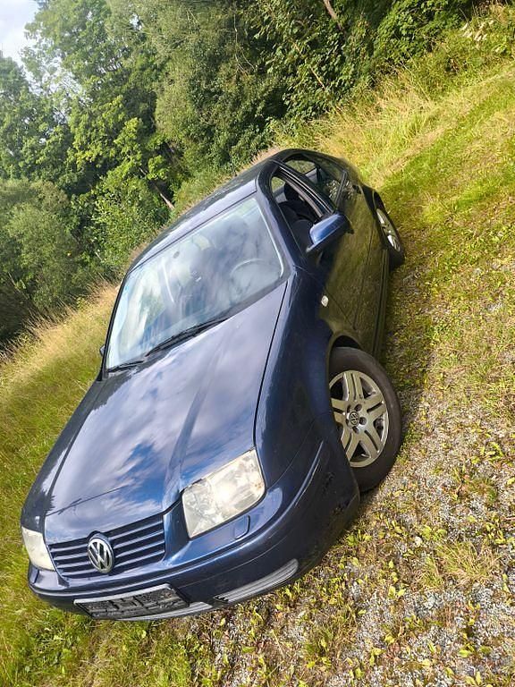 Gebraucht VW Bora Basis 101 PS (74 kW) 1999 Blau Limousine