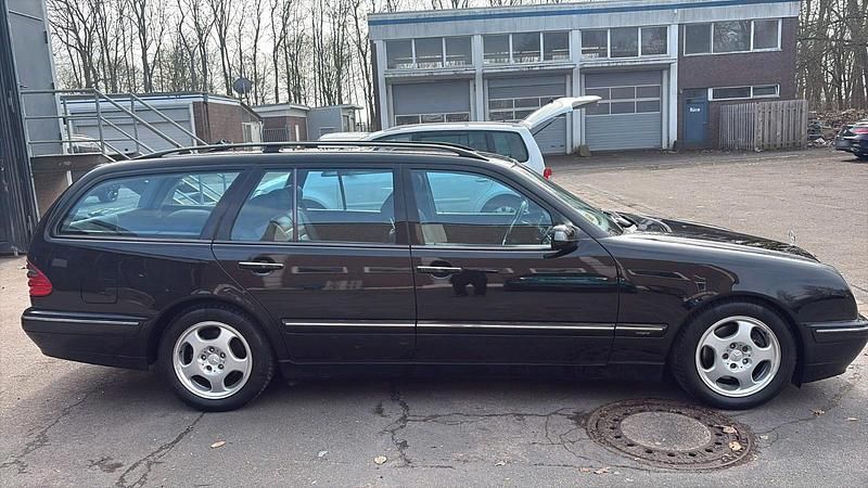 Gebraucht Mercedes E320 Avantgarde 197 PS (144 kW) 2001 Schwarz Kombi