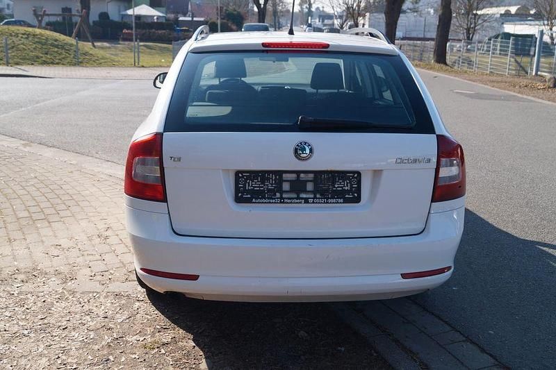 Gebraucht Skoda Octavia 105 PS (77 kW) 2011 Weiß Kombi