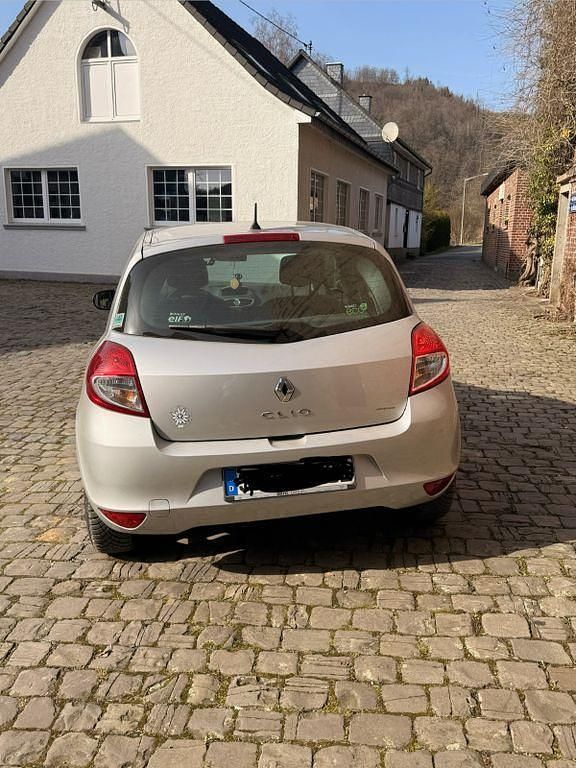 Gebraucht Renault Clio II Night&Day 75 PS (55 kW) 2011 Silber Limousine