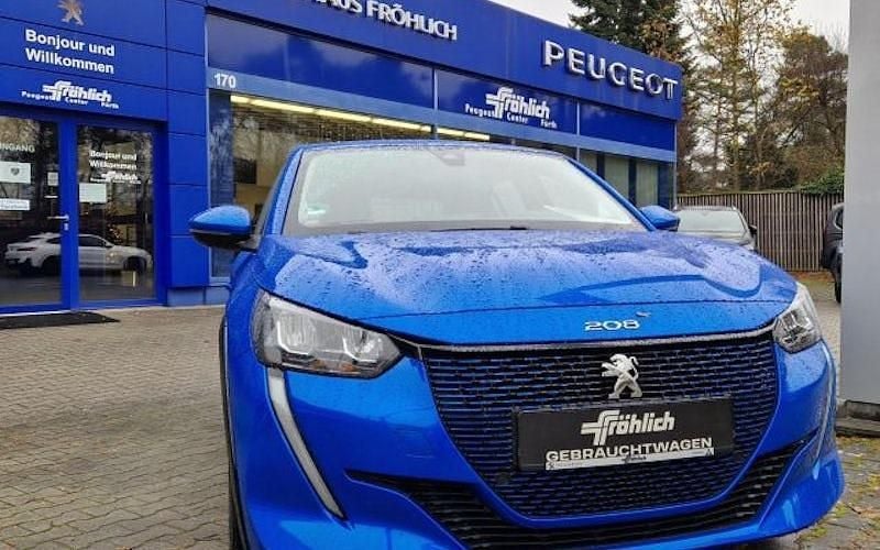 Lackierung vertigoblau Gebraucht 2021 Peugeot e-208 Active Kleinwagen | 15.990 € (Fairer Preis) - Bild 1/4