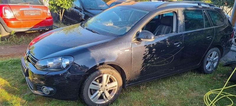 Gebraucht VW Golf VII Match 105 PS (77 kW) 2012 Deep black perleffekt Kombi