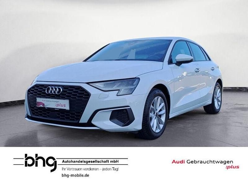 Gletscherweiß metallic Gebraucht 2023 Audi A3 Ambiente Limousine | 25.950 € (Fairer Preis) - Bild 1/4