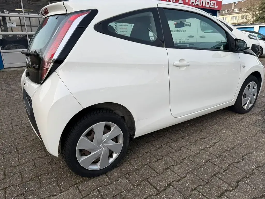 Gebraucht Toyota Aygo 69 PS (50 kW) 2014 Weiß Kleinwagen