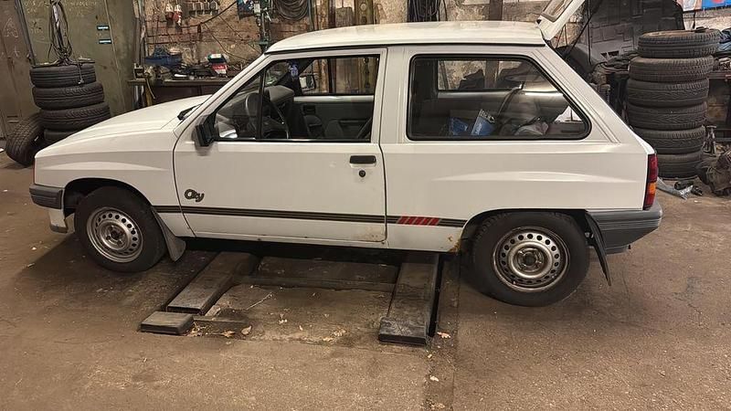 Weiß Gebraucht 1990 Opel Corsa Kleinwagen | 1.500 € - Bild 1/4