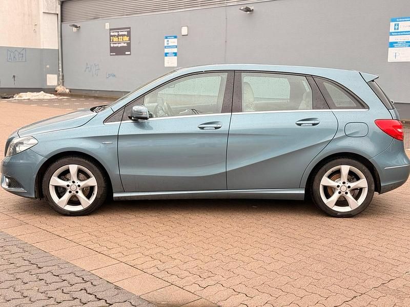 Gebraucht Mercedes B200 156 PS (114 kW) 2012 Blau Van / Kleinbus