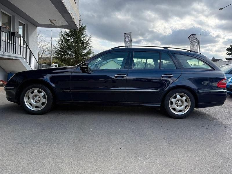 Second-hand Mercedes E220 170 CP (125 kW) 2008 Albastru Berlinǎ