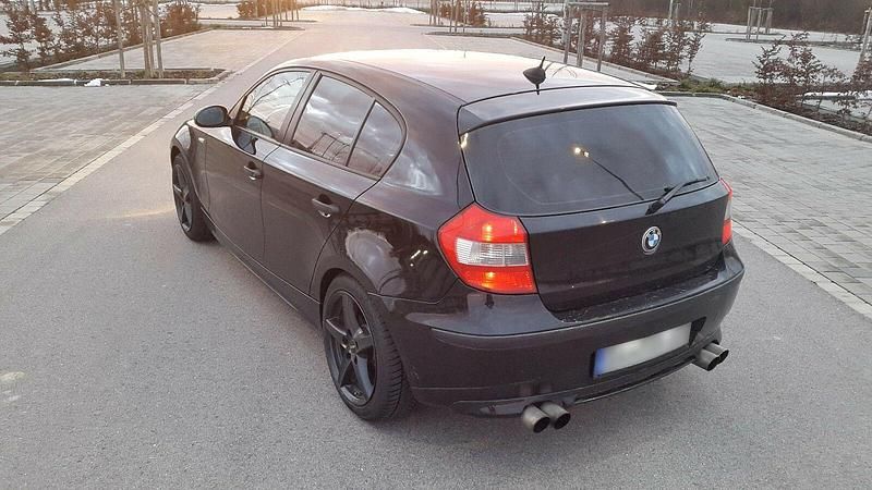 Gebraucht BMW 118 122 PS (89 kW) 2005 Schwarz Kleinwagen
