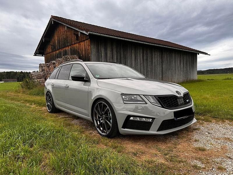 Grau Gebraucht 2018 Skoda Octavia RS Kombi | 18.000 € (Fairer Preis) - Bild 1/4