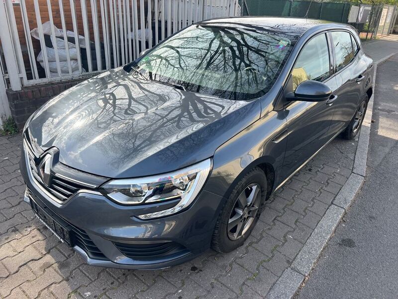 Grau Gebraucht 2019 Renault Mégane IV Life Limousine | 7.500 € (Fairer Preis) - Bild 1/4