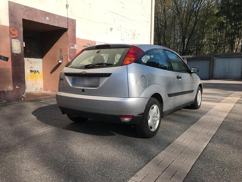 Second-hand Ford Focus 78 CP (57 kW) 1998 Argintiu Berlinǎ