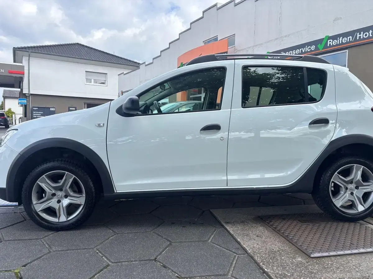 Gebraucht Dacia Sandero Prestige 101 PS (74 kW) 2020 Weiß Limousine
