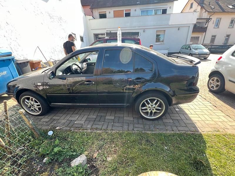 Second-hand VW Bora 101 CP (74 kW) 2003 Negru Berlinǎ