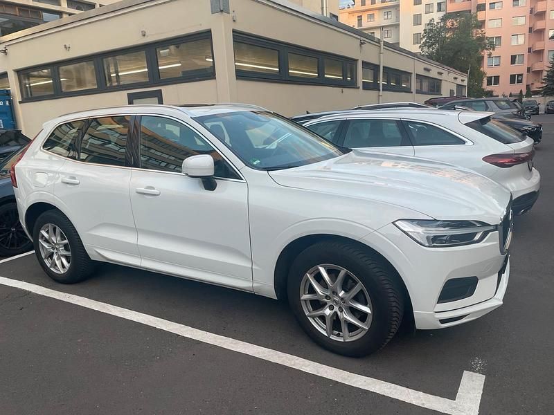 Weiß Gebraucht 2020 Volvo XC60 Momentum SUV | 32.990 € (Etwas zu teuer) - Bild 1/4