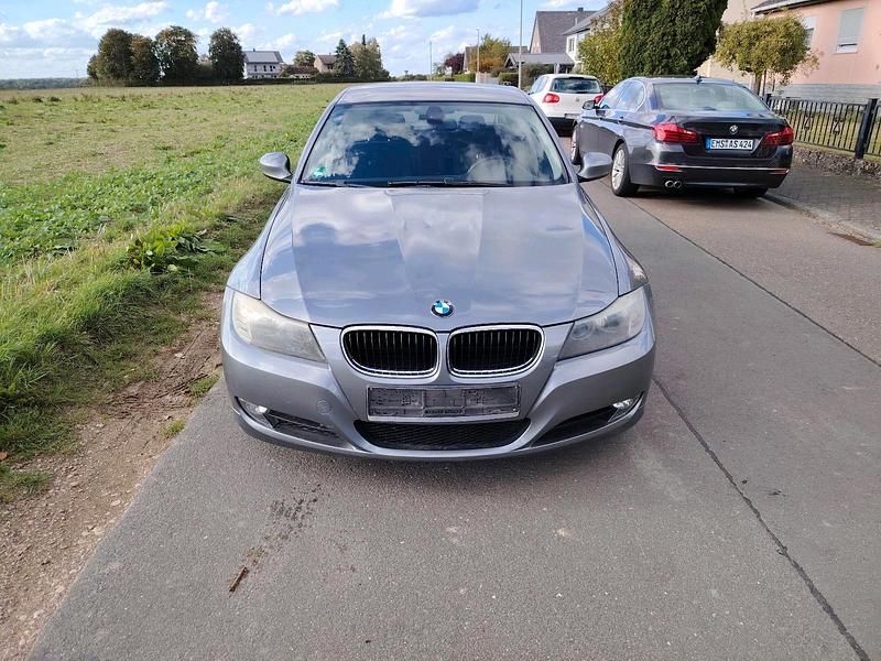 Grau Gebraucht 2008 BMW 320 Limousine | 2.200 € (Superpreis) - Bild 1/4