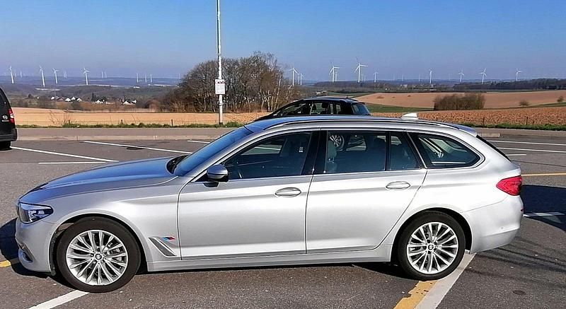 Silber Gebraucht 2019 BMW 520 Luxury Line Kombi | 16.998 € (Superpreis) - Bild 1/4