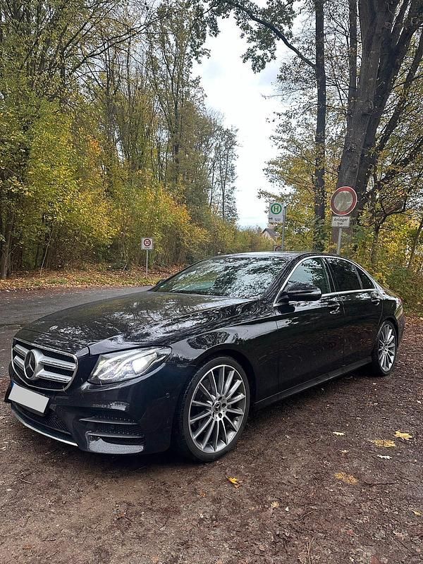 Schwarz Gebraucht 2018 Mercedes E200 AMG line Limousine | 28.000 € (Teuer) - Bild 1/4