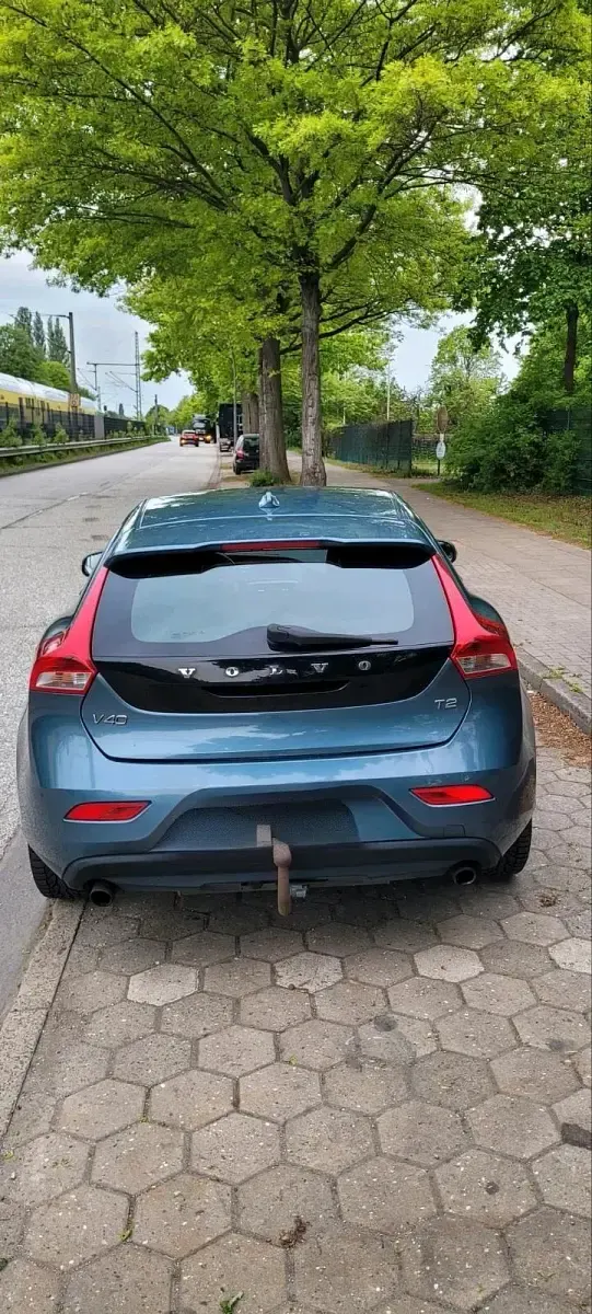 Gebraucht Volvo V40 120 PS (88 kW) 2014 Blau Kleinwagen