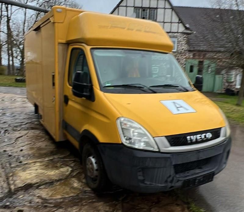 Second-hand Iveco 35.12 106 CP (77 kW) 2011 Galben Van