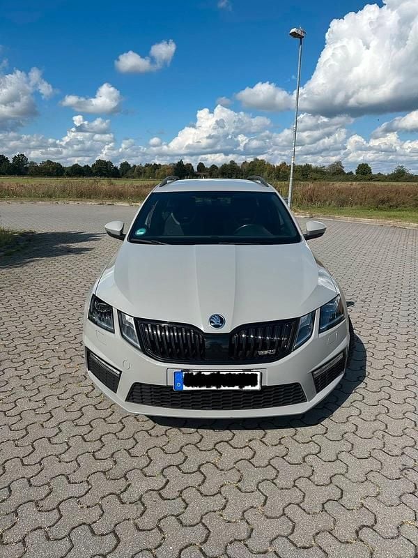 Grau Gebraucht 2017 Skoda Octavia RS Kombi | 13.700 € (Fairer Preis) - Bild 1/4
