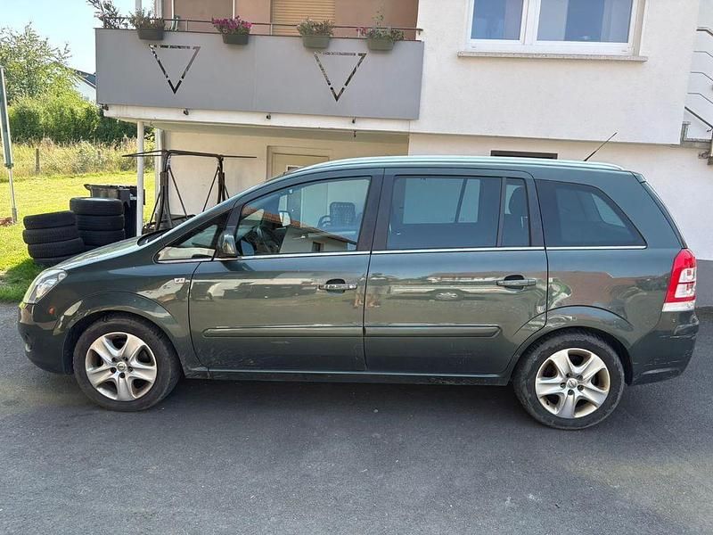 Grün Gebraucht 2011 Opel Zafira Design Edition Van / Kleinbus | 2.380 € (Guter Preis) - Bild 1/4