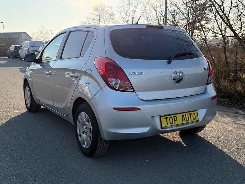 Gebraucht Hyundai i20 86 PS (63 kW) 2012 Silber Kleinwagen