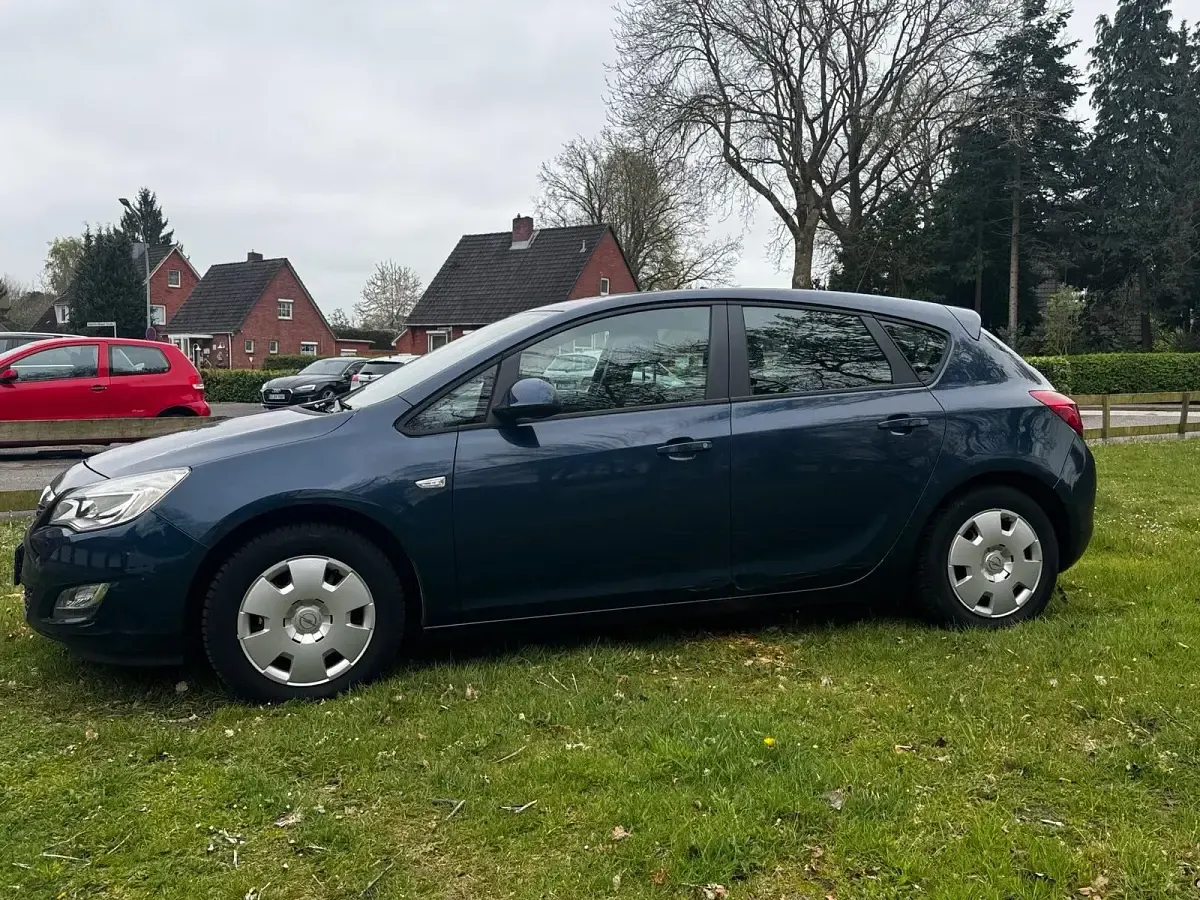 Second-hand Opel Astra 116 CP (85 kW) 2010 Albastru Hatchback