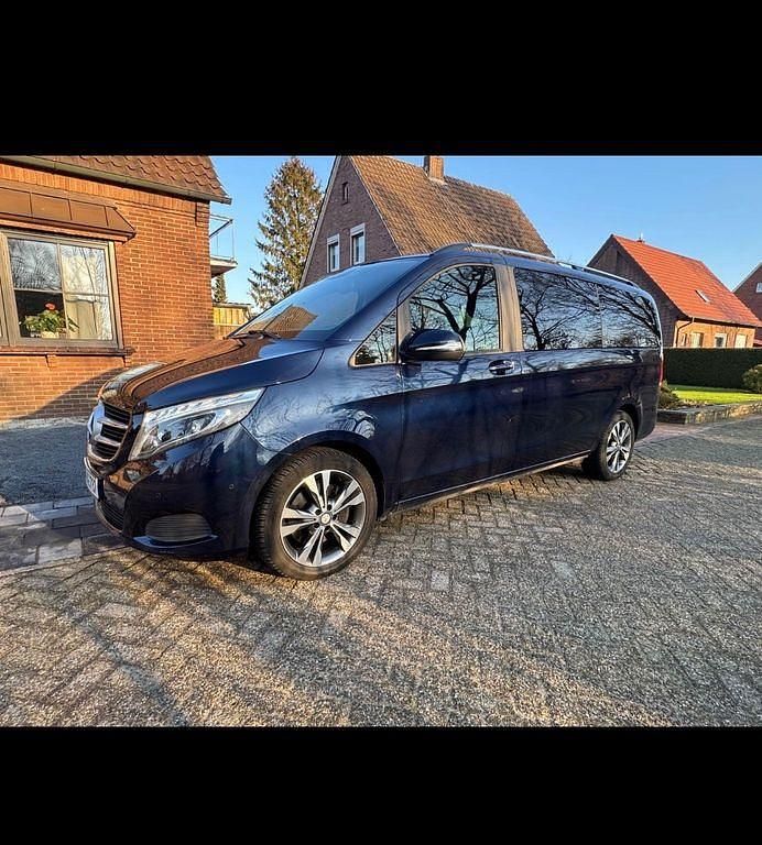 Blau Gebraucht 2015 Mercedes V220 Van / Kleinbus | 22.900 € (Guter Preis) - Bild 1/4