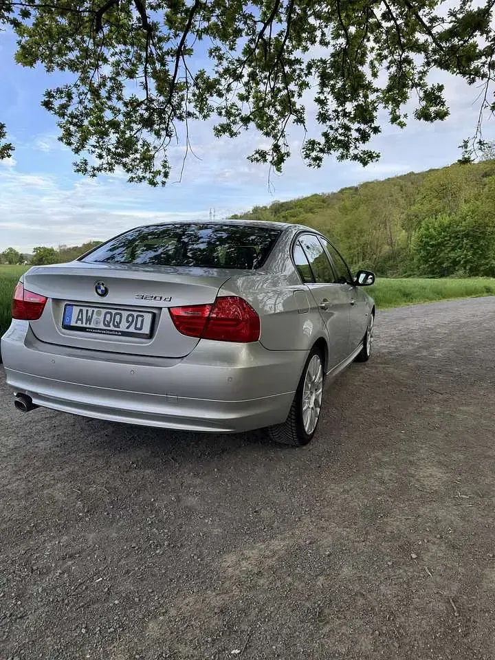 Brugt BMW 320 Exclusive 184 HK (135 kW) 2010 Sølv Sedan