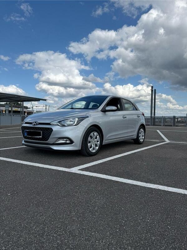 Silber Gebraucht 2017 Hyundai i20 Classic Kleinwagen | 7.900 € (Guter Preis) - Bild 1/4