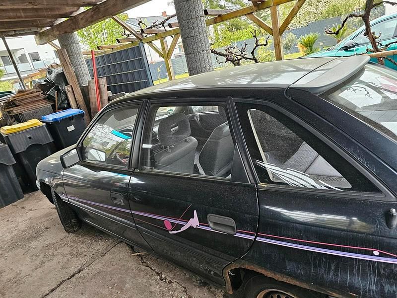 Second-hand Opel Astra 75 CP (55 kW) 1994 Negru Coupe