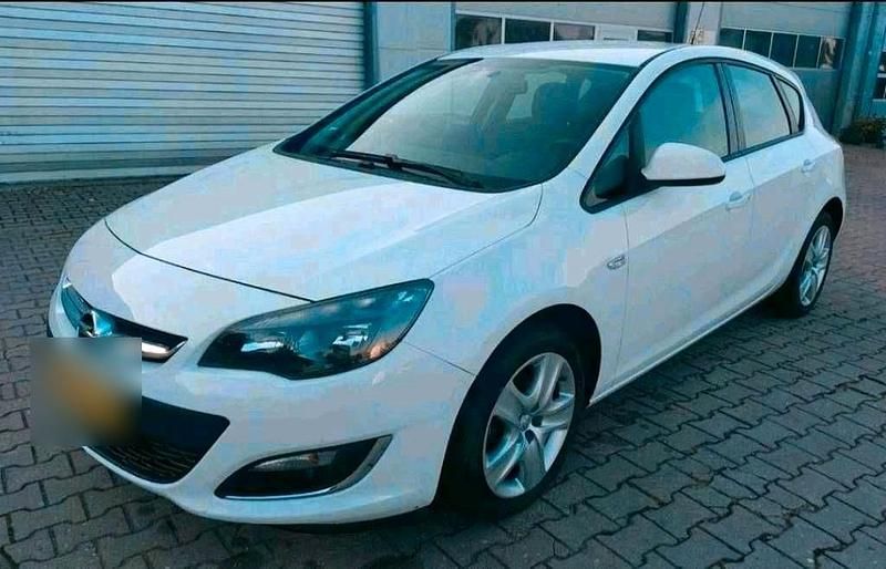 Second-hand Opel Astra 101 CP (74 kW) 2012 Alb Berlinǎ