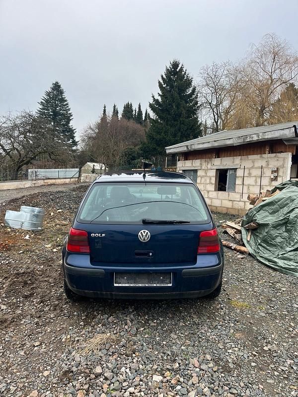 Blau Gebraucht 2002 VW Golf IV Kleinwagen | 1.500 € (Fairer Preis) - Bild 1/4