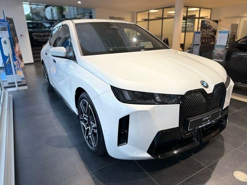 Weiß Neu 2025 BMW iX M Sport SUV | 79.949 € (Guter Preis) - Bild 1/4
