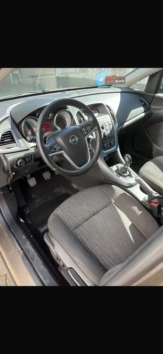Gebraucht Opel Astra 140 PS (102 kW) 2013 Braun Limousine