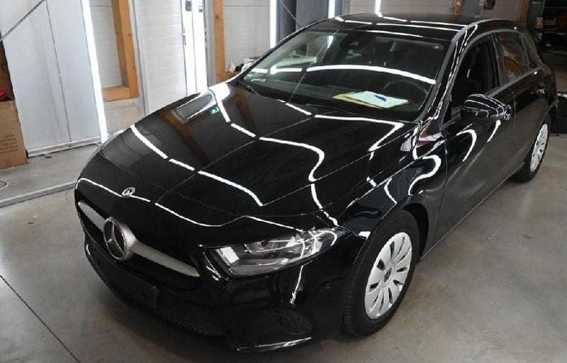 Schwarz Gebraucht 2022 Mercedes A180 Limousine | 14.042 € (Superpreis) - Bild 1/4