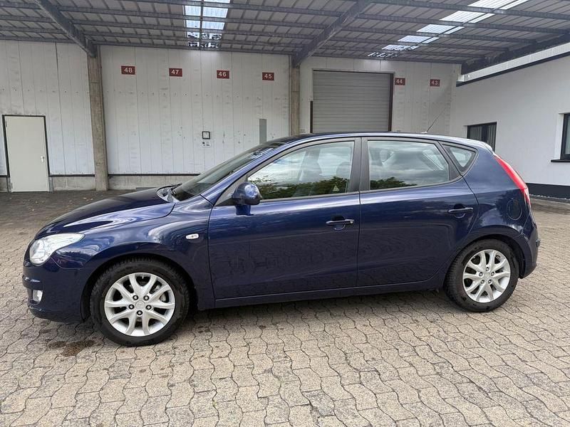 Blau Gebraucht 2007 Hyundai i30 Premium Limousine | 2.500 € (Fairer Preis) - Bild 1/4