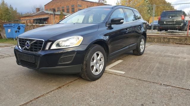 Schwarz metallic Gebraucht 2012 Volvo XC60 Momentum SUV | 11.900 € - Bild 1/4
