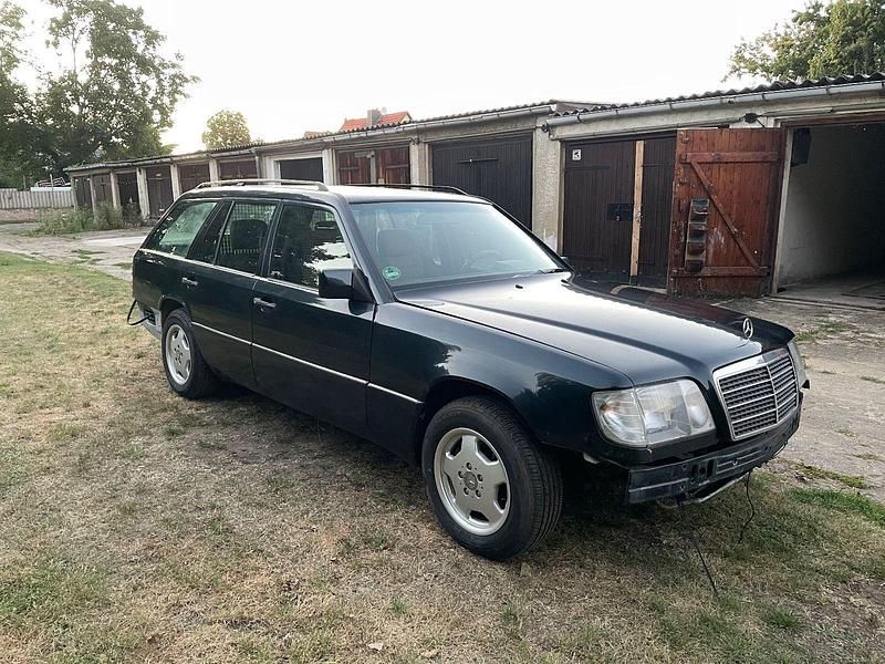 Schwarz Gebraucht 1996 Mercedes 220 Kombi | 3.000 € - Bild 1/4