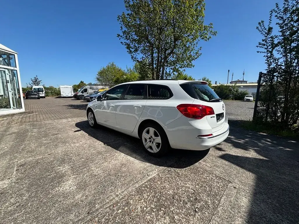 Gebraucht Opel Astra Edition 101 PS (74 kW) 2012 Weiß Kombi