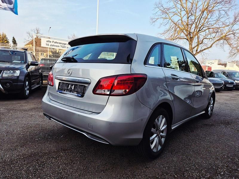 Gebraucht Mercedes B180 Style 122 PS (89 kW) 2015 Silber Van / Kleinbus
