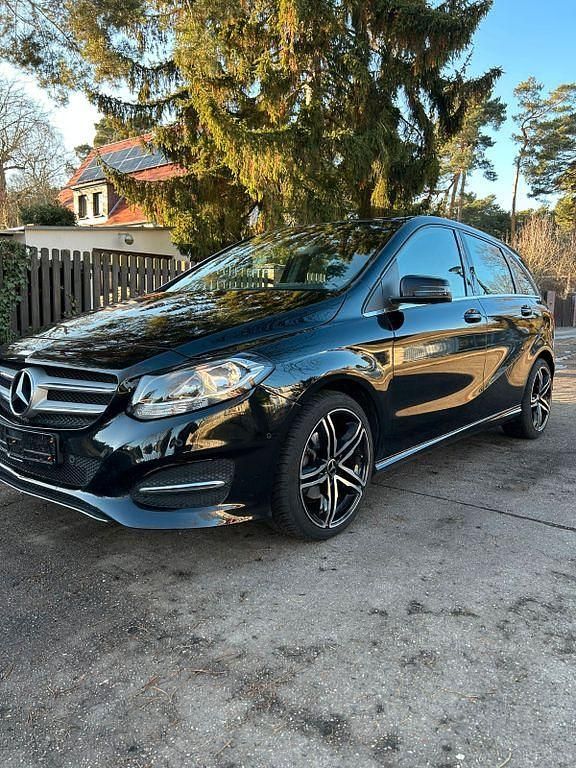 Schwarz Gebraucht 2015 Mercedes B180 Van / Kleinbus | 11.850 € (Superpreis) - Bild 1/4