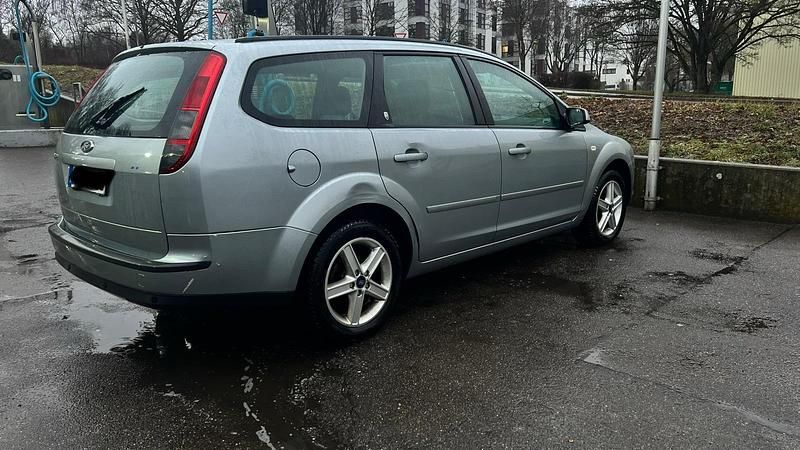 Gebraucht Ford Focus Ghia 116 PS (85 kW) 2005 Silber Kombi