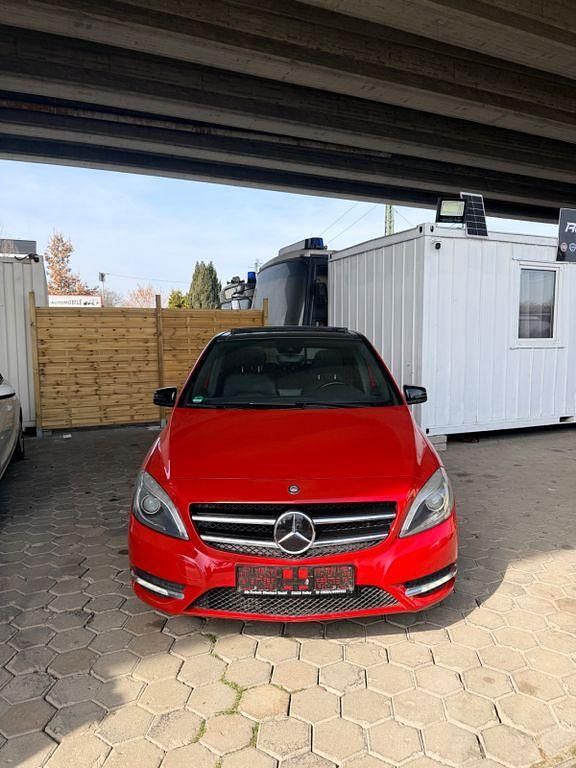 Gebraucht Mercedes B220 170 PS (125 kW) 2013 Rot Van / Kleinbus