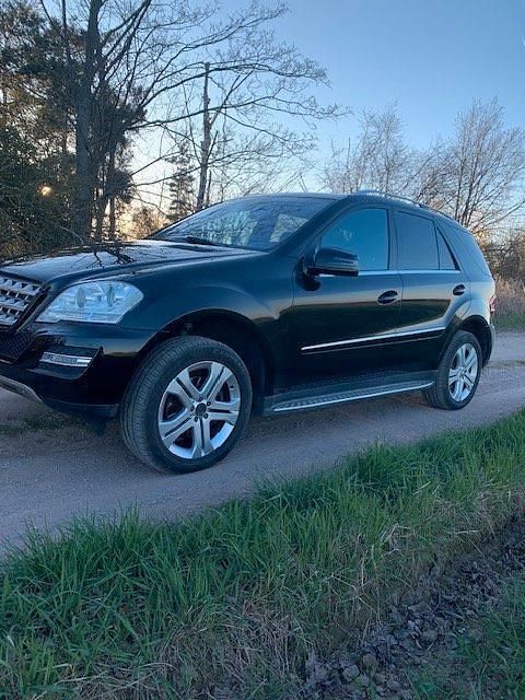 Gebraucht Mercedes ML350 231 PS (169 kW) 2010 Schwarz SUV