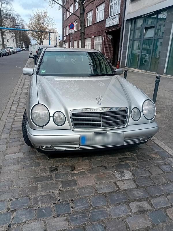 Gebraucht Mercedes E200 136 PS (100 kW) 1997 Silber Limousine