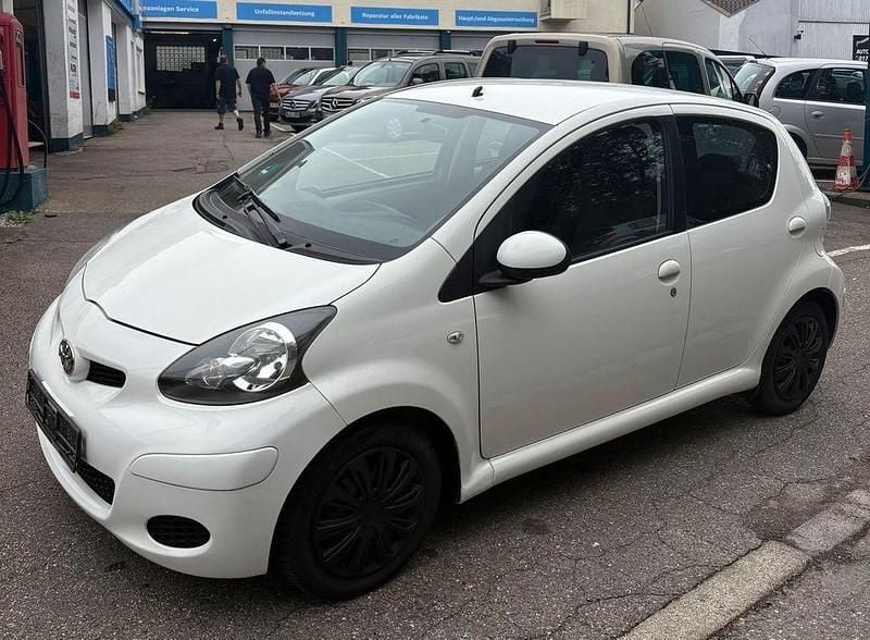 Gebraucht Toyota Aygo Cool 68 PS (50 kW) 2010 Weiß Kleinwagen